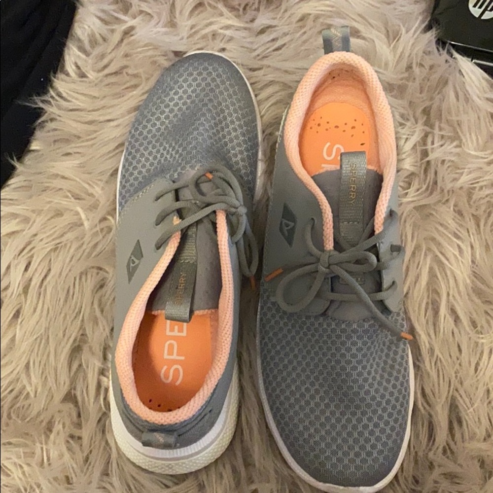 Sperry light weight tennis shoes